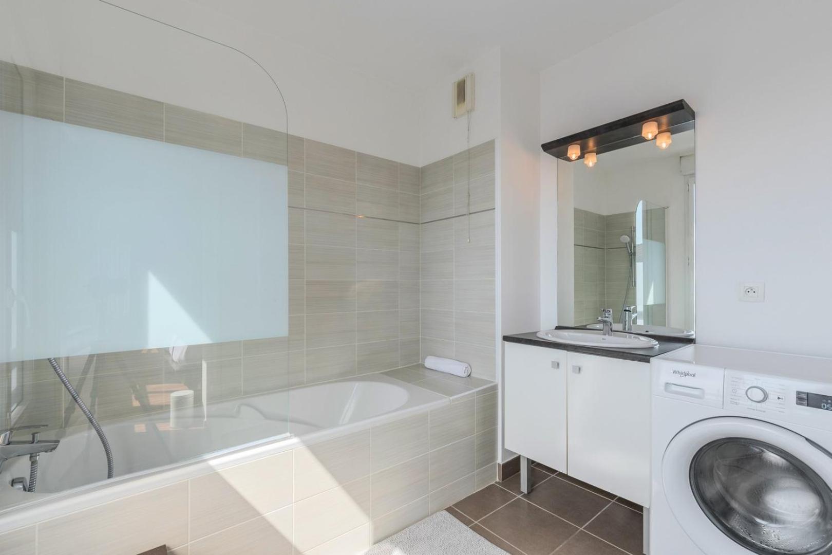 Quiet 1 Bedroom Apartment Parking Old ليل المظهر الخارجي الصورة